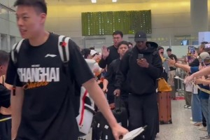 杀进总决！上海男篮返沪时 大批球迷到机场接机迎接他们凯旋