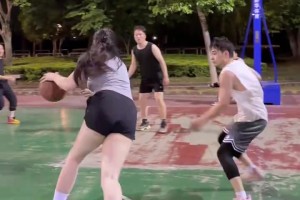 吧友们一起来看看“肘姐”这球有没犯规